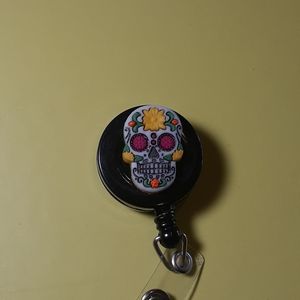 Retractable name badge holder